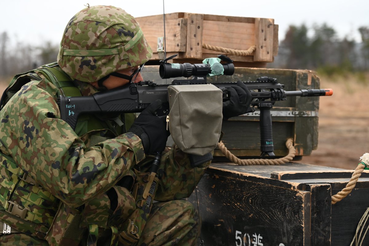JGSDF_MA_14B_pr's tweet photo. 総合戦闘射撃の紹介第2段は最新の ＃20式小銃 と機関銃 ＃MINIMI Mk3の射撃の様子を紹介します。各隊員は雨風や寒さに負けることなく、指揮官の気迫ある号令に基づき正確かつ迅速な射撃を追求した訓練を実施して練度の向上を図りました。＃第14旅団 は引き続き任務遂行能力の向上を図ってまいります。 https://t.co/ks3yipC0sq