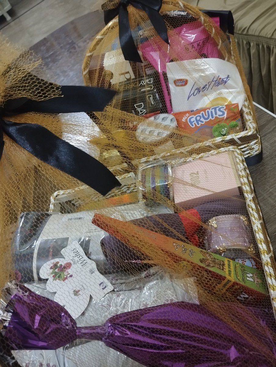 TheUnmberAshraf's tweet photo. Idk how to name it, but receiving all girlie stuff as your eidi and your husband have a customised Tajweed Quran Pak for you is so wholesome. 
I'm crying 😭💟 https://t.co/zjdUBxMc5q
