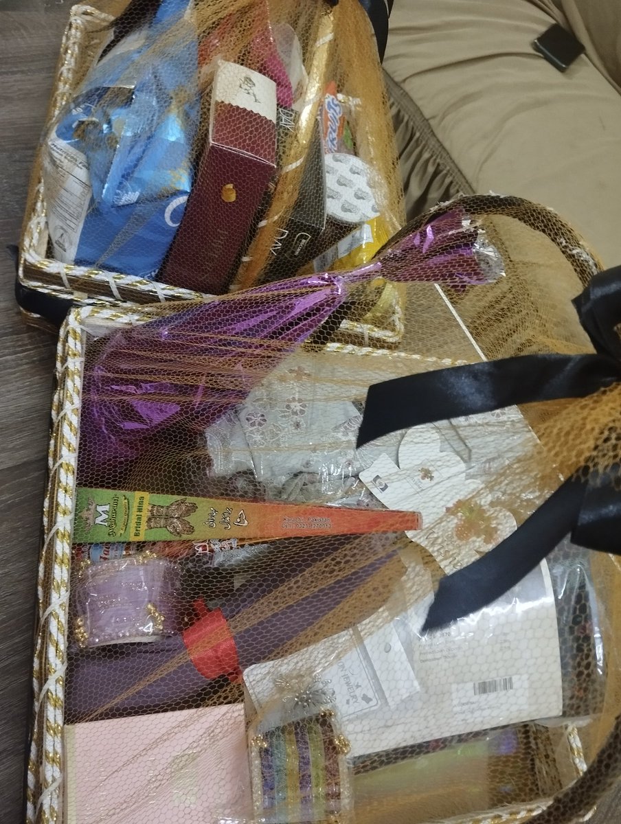 TheUnmberAshraf's tweet photo. Idk how to name it, but receiving all girlie stuff as your eidi and your husband have a customised Tajweed Quran Pak for you is so wholesome. 
I'm crying 😭💟 https://t.co/zjdUBxMc5q