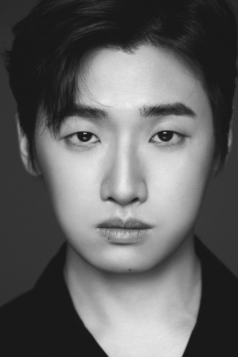 imbcenews's tweet photo. '오겜3' 이다윗, 황정민·박정민과 한솥밥…샘컴퍼니行 [공식]
#이다윗 #오징어게임3 #샘컴퍼니 #전속계약 #합류 #공식 #iMBC연예

배우 이다윗이 샘컴퍼니(SEM COMPANY)와 손을 잡고 커리어의 새로운 항로를 설계한다. 이번 전속계약은 단순한 소속 변경을 넘어, 배우 이다윗의 다음 단계를 위한 ��략적 선택이라는 점에서 의미를 더한다.

샘컴퍼니는 3월 4일 전속계약 소식을 전하며, “이다윗은 작품 안에서 인물을 구조적으로 이해하고 완성하며, 극의 결을 풍성하게 만드는 대체 불가한 에너지를 지닌 배우”라고 영입 배경을 밝혔다. 이어 “단기적인 화제성보다 장기적인 배우 가치에 초점을 맞추어, 고유한 연기 색깔과 내공이 한층 더 짙어질 수 있도록 전폭적인 지원을 아끼지 않겠다”고 덧붙였다.

🔗https://t.co/ys31PhO1EB