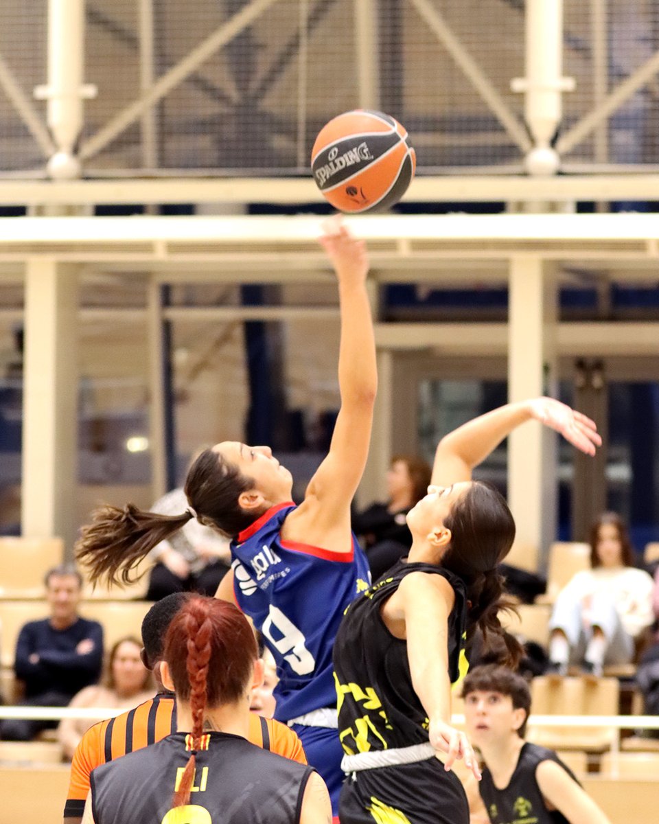 morabancandorra's tweet photo. 🏀 𝗟𝗔 𝗕𝗔𝗦𝗘

🟣 El Sènior Femení @Galaperfumeries supera el CB Calaf (62–27) amb una gran solidesa defensiva.

🔵 El Sènior B We Singular s’imposa a la pista del CENG Fiwitel (57–77).

💙 Doble victòria dels nostres equips sèniors.

#BaseBCA #NomesAqui #MaiPor https://t.co/PhQVaQPXZ9