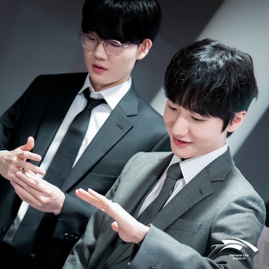 xiaohuasheng311's tweet photo. "we have                                            "baby, we're
dating rumours"                                married" https://t.co/SD95hCCADA