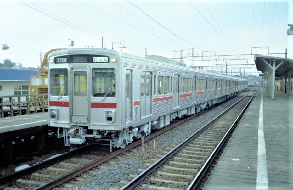 ／
#今日は何の日 ！
＼

今日は「7000系 営業開始日」です🚃
この写真は42年前の北野で撮影した、試運転初日の7000系です😊

フォロワーの皆様の中には、地上時代の北野駅をご存知の方もいらっしゃるのでしょうか！？
皆さんが撮影したお気に入りの7000系もぜひリプライで紹介してくださいね👀