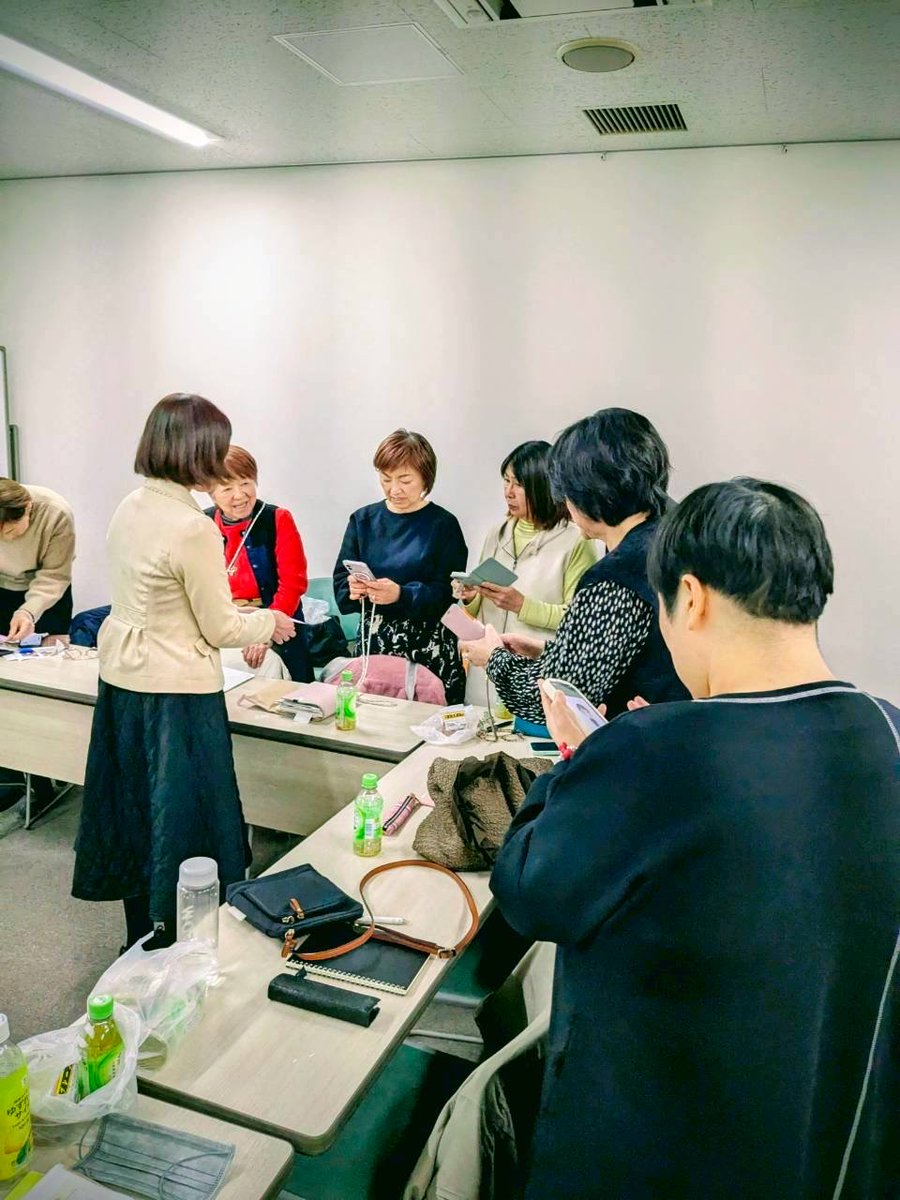 yuka_ai_tech's tweet photo. 【第2回 スマホで始めるGemini AI活用講座】を開催しました！

3月4日、まいぷれ東大阪さんに前回に引き続きお声がけいただき、東大阪市の若江岩田駅前市民プラザにて「スマホで始めるGemini AI活用講座」第2回を開催しました📱

今回は「もっと使いこなす！実践テクニック編」ということで、しっかり準備して内容をさらにパワーアップさせました。

🎵 最新モデル Gemini 3.1 で音楽生成を体験
🎨 自分の写真からアニメキャラクターや4コマ漫画を生成
📝 欲しい答えを引き出すプロンプトの書き方

…など、実演やハンズオンを交えてお届けしました。

できた音楽をみんなでシェアしたり、生成した画像を見せ合って「かわいい！」「すごい！」と盛り上がったり。
楽しんでもらえたのが何より嬉しかったです。

さらに、前回参加してくださった方がお友達を誘って、一緒にまた来てくれたのも感激でした😊

回を重ねるごとに「もっとこうしたいな」という気づきがたくさん出てきます。
その一つひとつを次に活かして、もっと良い講座にしていきたいです。

ちなみに今回、講座のスライド資料の作り方も進化しました。
以前はGensparkを使ってスライドを作っていましたが、今はAIエージェントのAntigravityやGeminiの新機能を使いこなせるようになり、Gensparkを使わなくても約100枚のスライド資料を一気に作れるようになりました。
日々研究を続けていると、自分自身のスキルもどんどんアップデートされていくのを感じます。

AIを知っているのと知らないのとでは、見える世界がまったく変わります。日々研究していて、本当にそう感じています。
だからこそ、その魅力と使い方をもっと多くの人に届けていきたいです🚀

参加してくださった皆さん、本当にありがとうございました！

#AI #Gemini講座 #生成AI #AI活用講座 #東大阪市 #まいぷれ東大阪