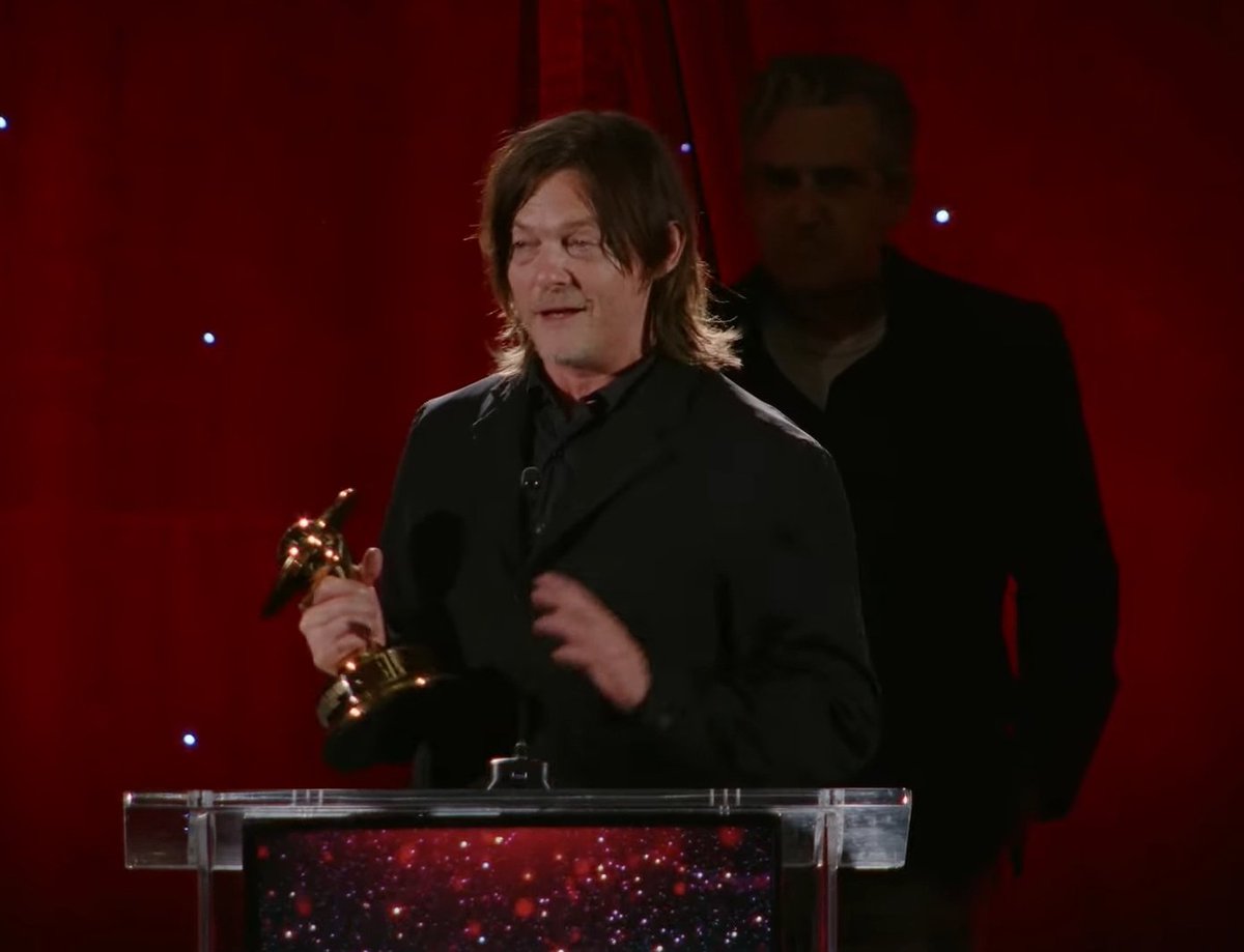 daryl's crossbow tweet media