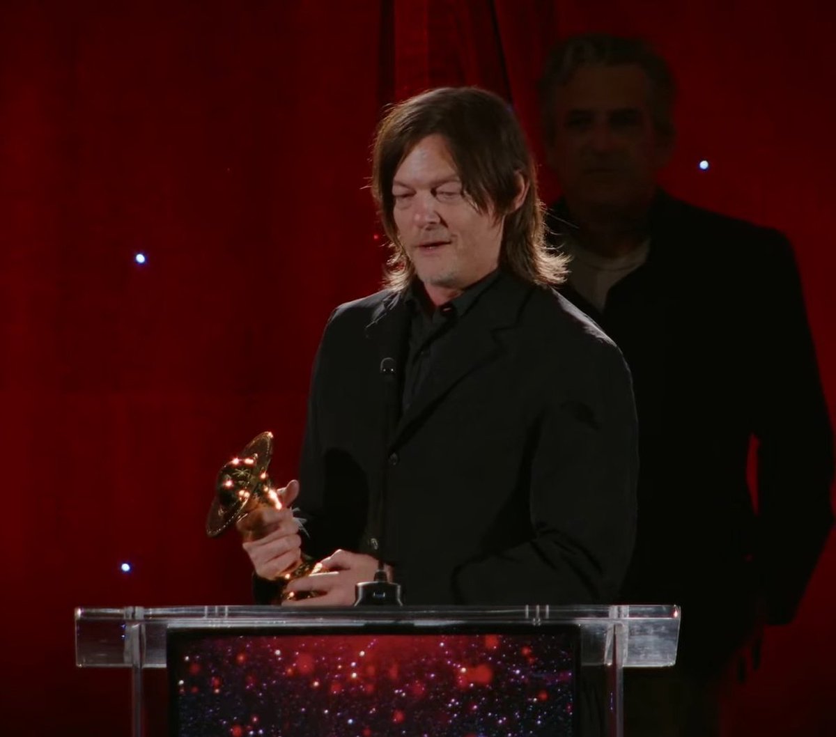 daryl's crossbow tweet media