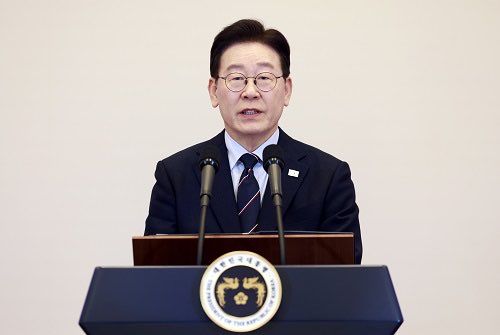 초가삼간을
태우더라도
검찰을 개혁하라고
이재명을 지지했던 것인데
이제와서
초가삼간 걱정을 한다고요?
왜요?