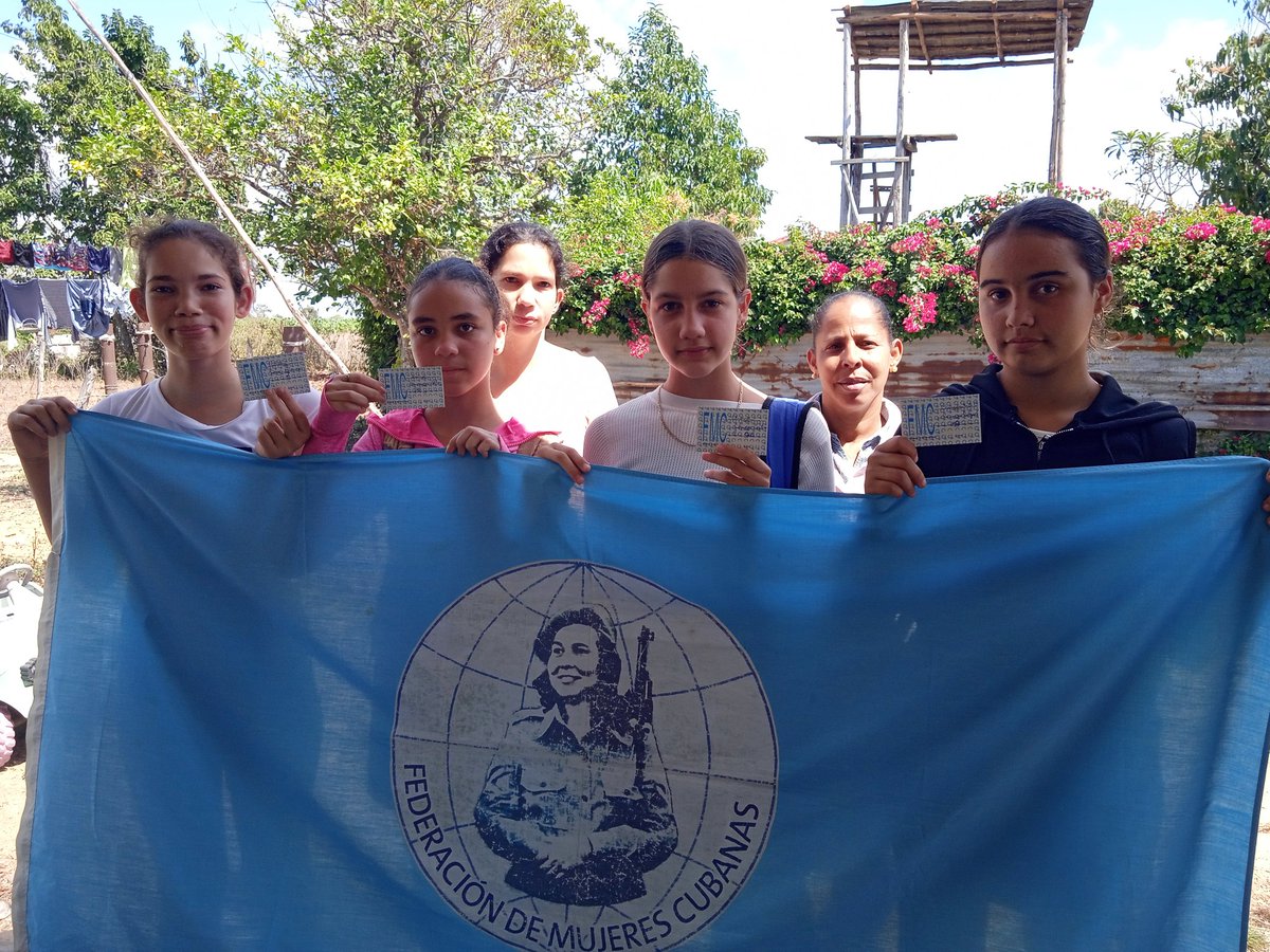 YaraLorenz43149's tweet photo. En saludo al 8 demarzo #SanLuis desarrolló entrega de cané de federadas a jóvenes arribantes a la #FMC del Bloque Micaela Bastida
#MujeresEnRevolución
#fmcsanluis https://t.co/SGYQo6m92k