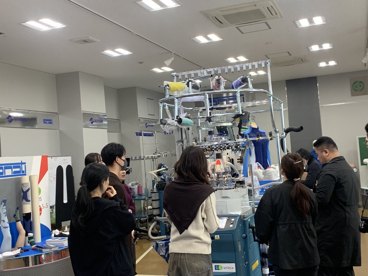 unionsocks's tweet photo. ロナティORIONソフトウェアで靴下業界デジタル化へ! 靴下組合主催第二回靴下編み機体験会をユニオン工業ショールームで行いましたショールームに靴下ソムリエ🏅が集合👨‍👨‍👧‍👦靴下バーチャル🧦とリアル🧦を体験して頂き技術とデザインの融合を楽んで頂きました！
#靴下ソムリエ　#ユニオン工業　#AI #Orion https://t.co/hQv3XdPu2X