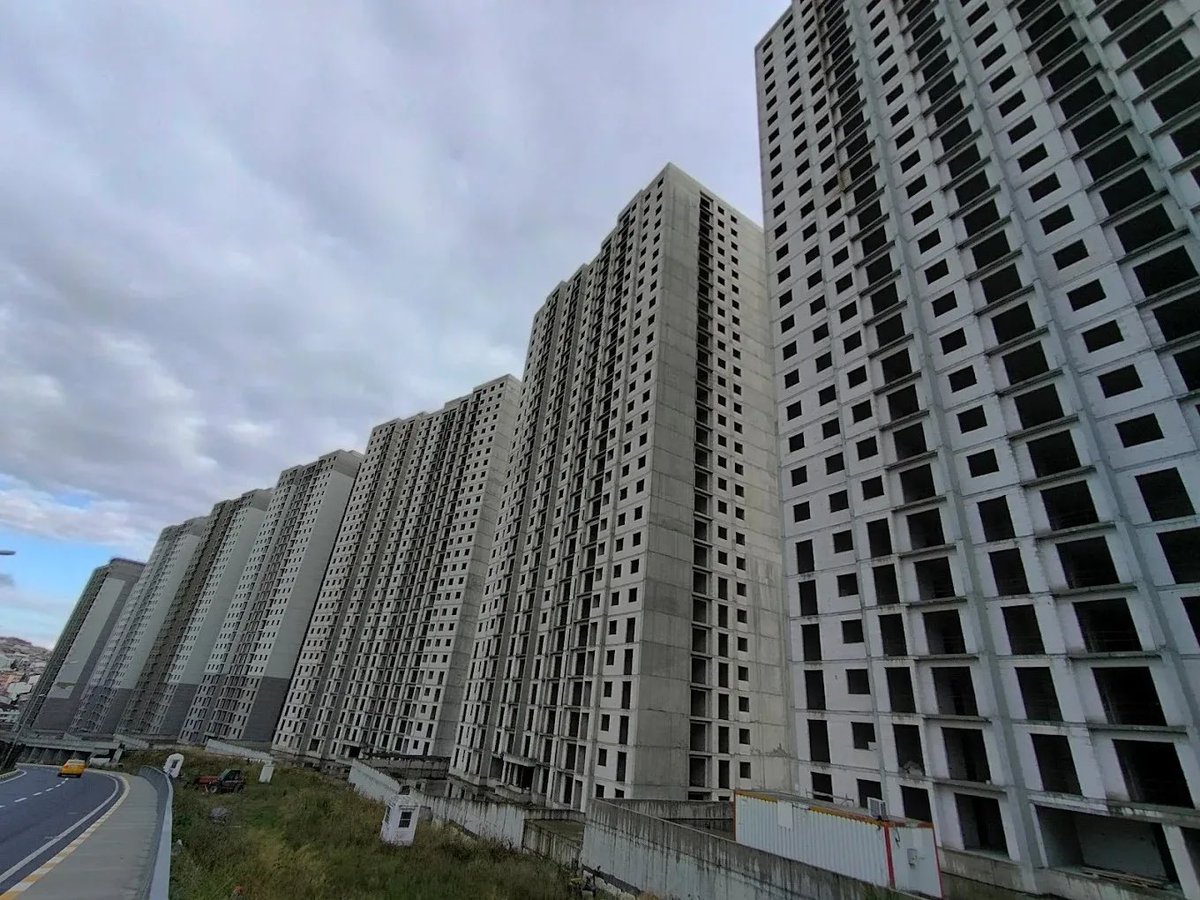 Yarım kalan binlerce dairesi bulunan Yeşil GYO için mahkeme iflas kararı verdi. Şirketin Esenyurt'ta bulunan Innovia 4 projesinde konut alan binlerce kişi yıllardır, sorunun çözülmesini bekliyordu. İflas kararıyla birlikte projeden daire satın