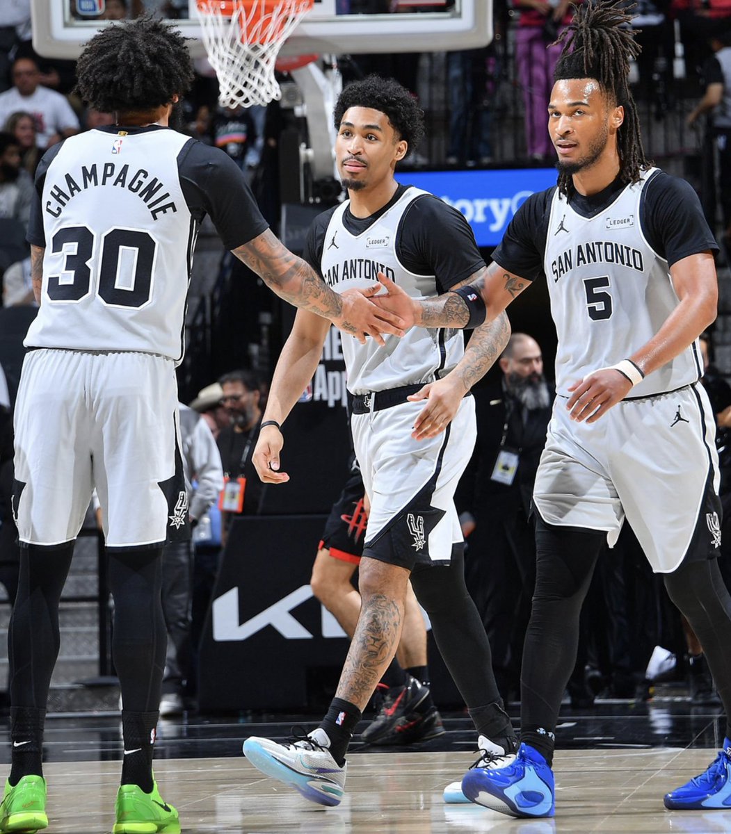 🚨San Antonio's PPG over their last 16 games (they've won 15 of them btw):

(22 y/o) Wemby - 23.2 PPG
(28 y/o) Fox - 15.9
(21 y/o) Castle - 15.3
(25 y/o) Vassell - 13.9
(20 y/o) Harper - 12.1
(26 y/o) Johnson - 11.1
(24 y/o) Champagnie - 10.9

This isn't just the Wemby show.