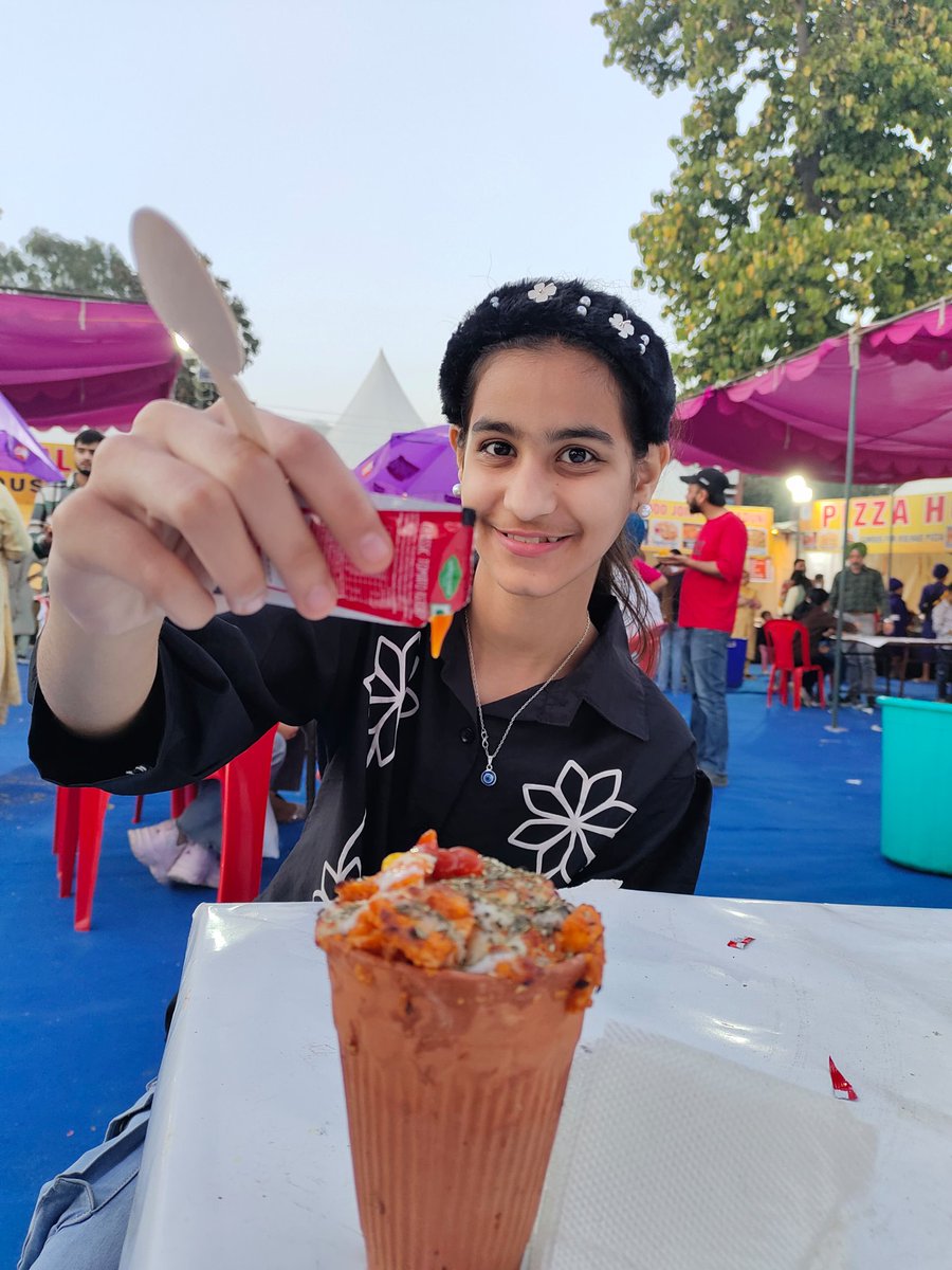 mkrana4580's tweet photo. @motorolaindia The "Kulhad Pizza" is a masterclass in sensory marketingโit takes the globally recognized comfort of pizza & anchors it in the rustic, earthy tradition of Indian street food.
#Motography #MotorolaFusionFrames
@motorolaindia โจ
@rkrana1274 @imFATEH_ @im_ritika @DhunnaGS @AaRTzuu https://t.co/h9vXuYmWIJ
