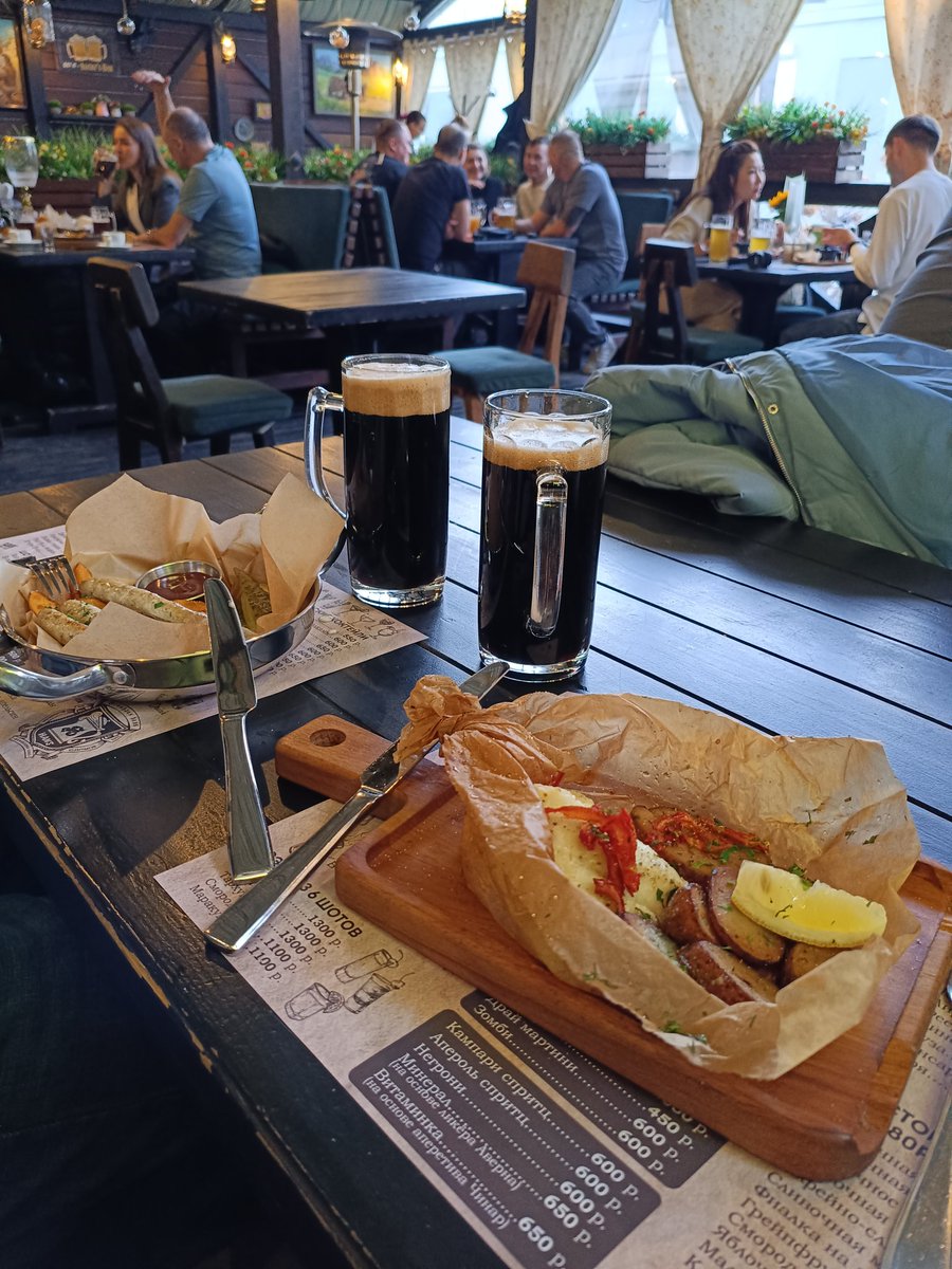 NorthenElf's tweet photo. Штош, 8-е марта прошло без тюльпанчиков, зато с пивом 🍻 (Вместо тюльпанов муж подарил водонепроницаемый рюкзак и электрический штопор) https://t.co/nu6xiV13yt