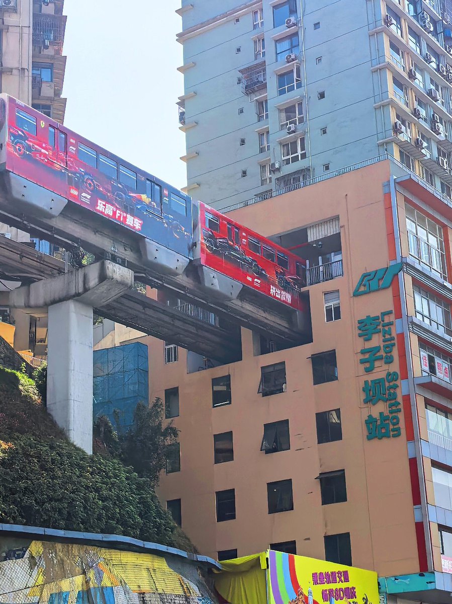 iChongqing_CIMC's tweet image. 🏎️ F1 Shanghai GP is coming soon, and Chongqing Metro Line 2 has turned into an @F1 track! ⚡️Must check in immediately!🏁
Which team is your favorite? Come and find them!

📷REGINA
#Chongqing #Monorail #Liziba #LEGO #F1 #Shanghai #Ferrari #Redbull #McLarenF1