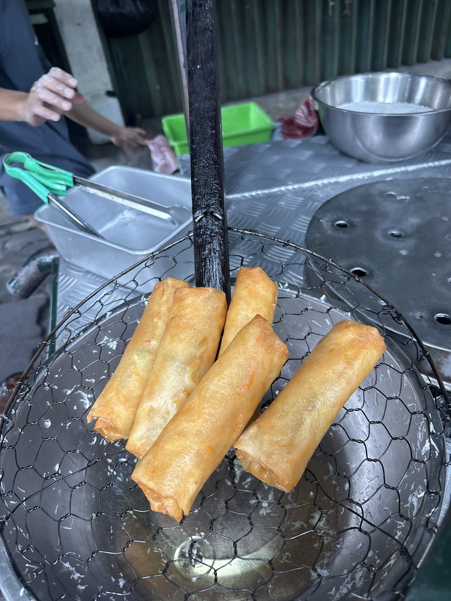 di daerah Lempuyangan ada dua penjual jajanan yang bukanya sore, satu dekat pertigaan tugu, satu lagi seberang Pasar Lempuyangan, namanya Pak Darso

lumpia gedem, klepon legit, cenilnya cemimil, nek favorit saya di sini adalah Putu-nya 

30ribu bisa dapat klepon suwidak rolas!
