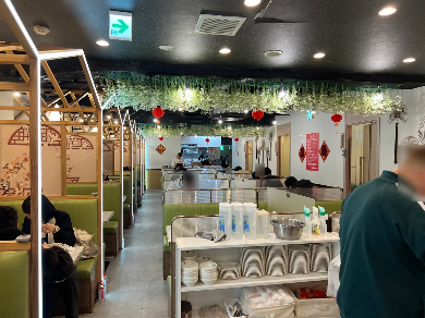 sorekara_jona's tweet photo. 【食べ放題1180円】キャバクラに潜むガチ中華「盛興順鉄鍋炖 池袋店」がディープ / 雑居ビルを上ると本場の客が集まるランチビュッフェが https://t.co/pApxAL4IoJ @RocketNews24より

ランチ看板なし。やってるかどうかも不明なままキャバクラのエレベーターに乗ったら別世界へ https://t.co/G7RD53sHOw