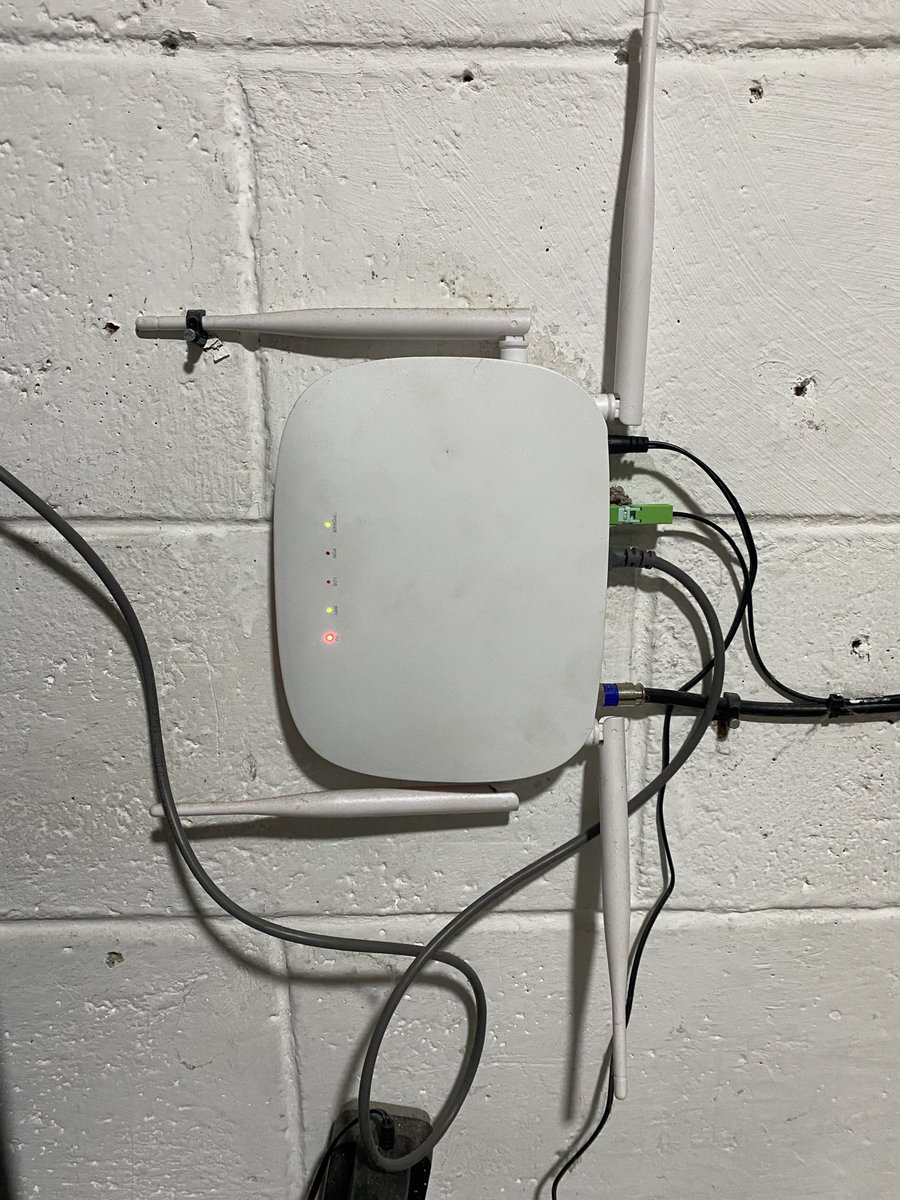 nortru1997's tweet photo. Que pasa @cable_color todo día sin servicio de internet y cable en colonia Libertad SS y no responden para solucionar @Defensoria_910  @Gobierno_SV https://t.co/YntXzynRg3