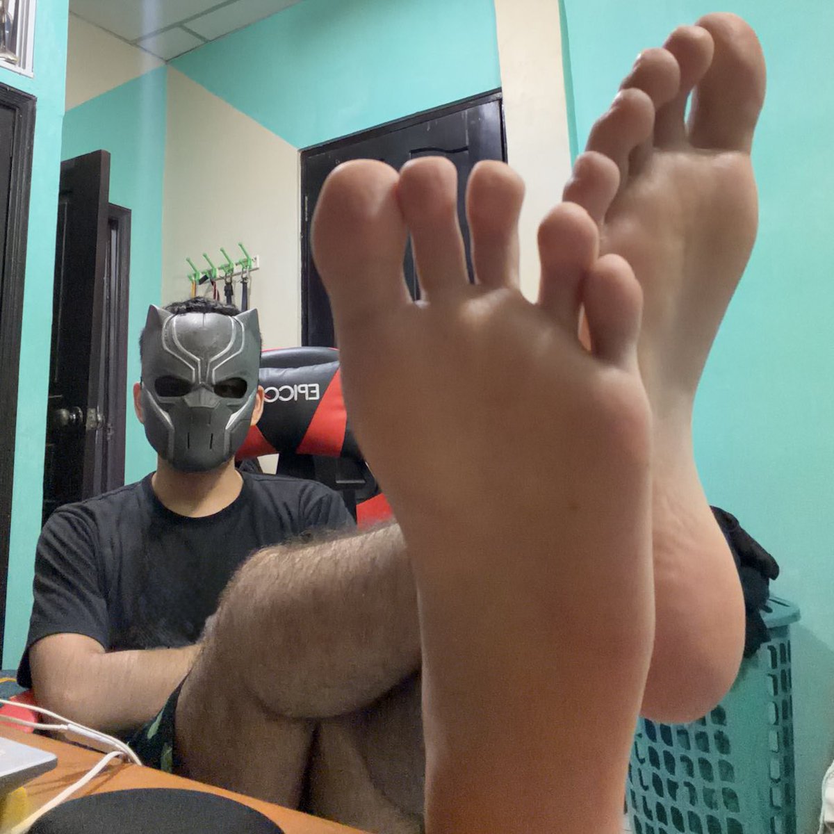 Timid Toes tweet media