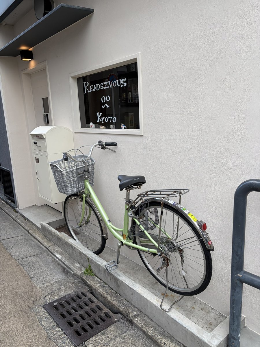 MinMin555MinMin's tweet photo. 京都でたまたま通りすがりに見つけたお店👀
店名だけでもテンションぶち上げなのにまさかのママチャリまであってまさにMV🚲❤️‍🩹🚲❤️‍🩹
SIRUPとMurray居る？って思っちゃった😂

#RENDEZVOUS
#SIRUP
#hardlife
#takaperry https://t.co/iIwriiwnaq