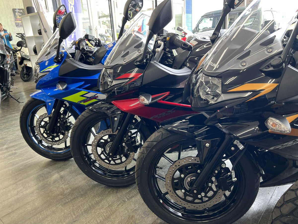 uniqueplus_mc's tweet photo. セール車展示中‼️
新車GSX250R【2025】
・トリトンブルーメタリック
・ダイヤモンドレッドメタリック/パールネブラーブラック
・パールネブラーブラック
残り各1台😱
お急ぎください‼️

↓詳しくはグーバイクで！
https://t.co/FMCCOv7v6P

#スズキ
#GSX250R
#ChihayaRemix
#まくはりん堂 https://t.co/KWDvHX7GxQ