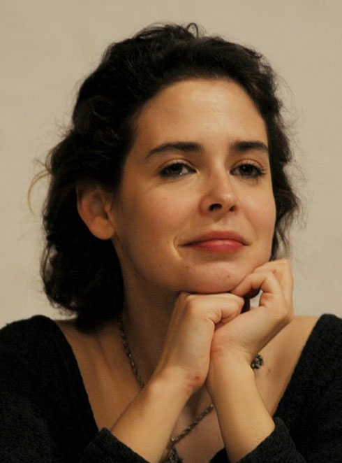Pelin Batu:

"Milliyetçilik ve feminizmin yan yana gelmesi çok zor bir ilişki.

Çünkü milliyetçilik, kadın bedenini 'ulusun namusu' olarak kurgular. 

Bu noktada kadın özne olmaktan çıkar; ulusun sembolüne dönüşür. Kadın, kadınlığından sıyrılmış, evinin içine tıkılmış bir