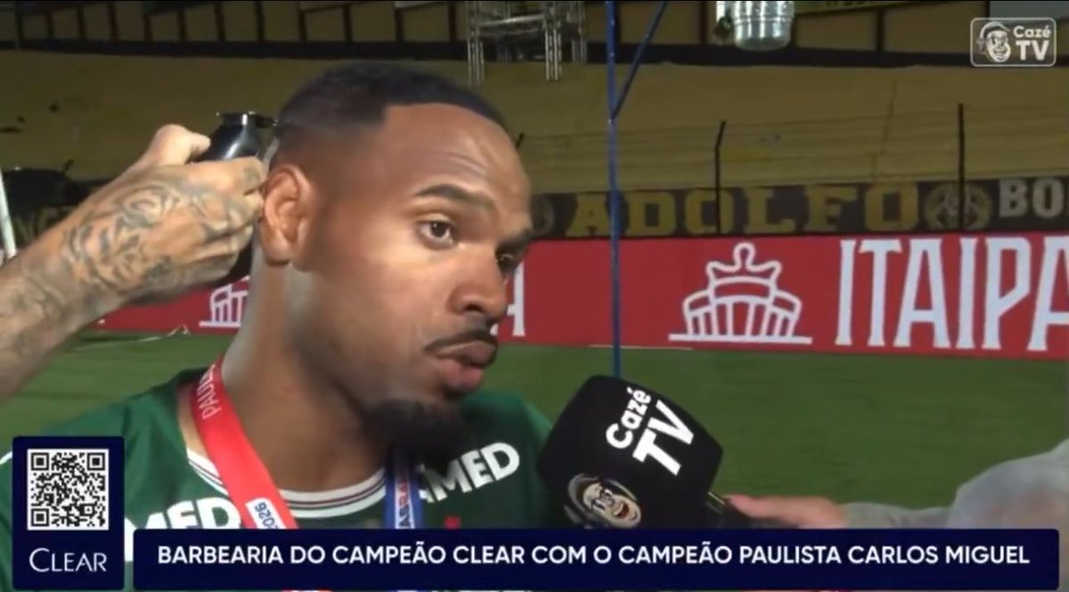 Pesgrau's tweet photo. O Carlos Miguel dando entrevista enquanto corta o cabelo kkkkkkkkkkkkk https://t.co/PBImZgbQoR