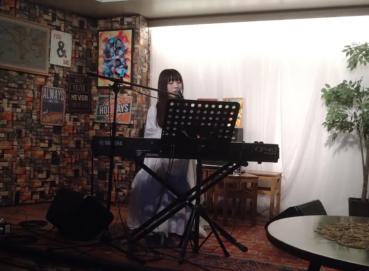 SAKIさん出演ソロライブ練馬FAMILY「ありがとう音楽」3/8

drop by dropのキーボードSAKIさんは2番目にピアノ弾き語りで新曲含むオリジナル中心5曲を熱唱、いつものバンド等と違った感じで良かったです。
他に4番目川道洋之さん、トリにsatomioさん出演、5人のアコースティックライブを満喫。