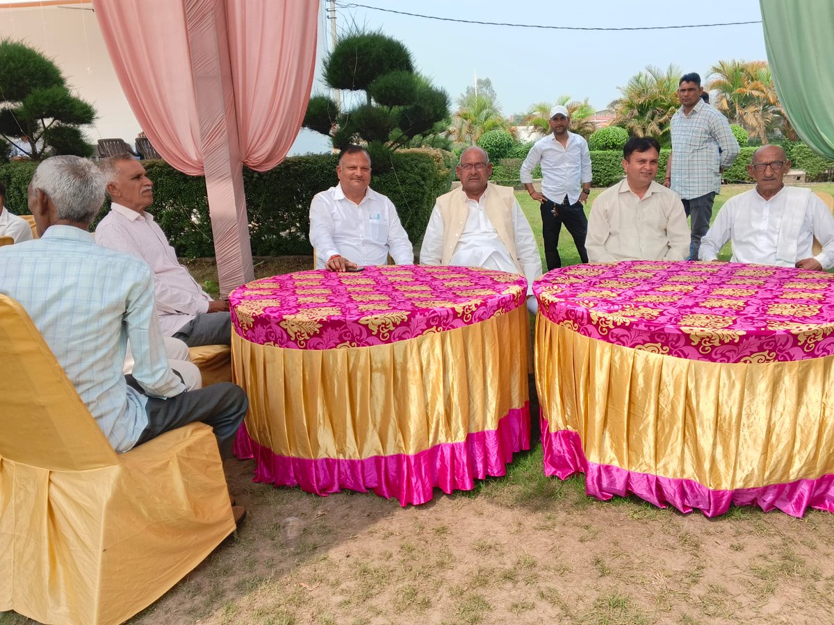 विधानसभा क्षेत्र चांदपुर के ग्राम हिरनाखेड़ी निवासी चौधरी देवेंद्र सिंह जी की सुपुत्री के लग्न समारोह में आगमन फार्म हाउस, चांदपुर पहुंचकर परिवार को शुभकामनाएँ दीं एवं नवदंपति के सुखद भविष्य की कामना की।
#Chandpur #Bijnor #RLD
<a href="/jayantrld/">Jayant Singh</a> 
<a href="/RLDparty/">Rashtriya Lok Dal</a>