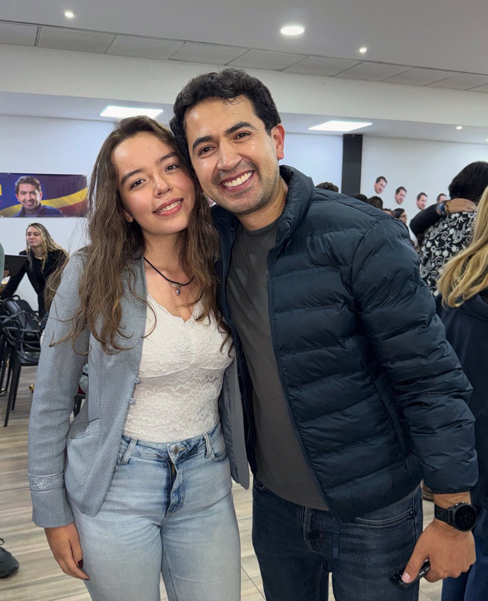 Soy la persona más feliz del mundo solo después de <a href="/Danielbricen/">Daniel F. Briceño</a> 😭❤️

A esta hora ya lleva más de 256.038 votos, siendo el congresista más votado del país!!

Gracias gracias gracias a todos 😭

Qué honor ser tu amiga y estar en tu equipo. Te quiero inmensamente, Briceñito.