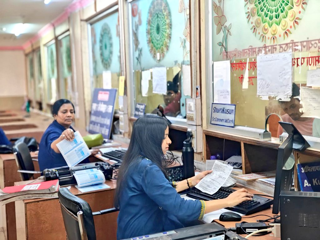 samastipurtown's tweet photo. पटरी पर 'विमेन पावर', 'नारी शक्ति' के हाथों में रेल की कमान; समस्तीपुर रेल मंडल में महिला क्रू ने दौड़ाई ट्रेनें...

#Samastipur #Railway #SamastipurRailDivision #SPJ #SamastipurRailwayStation #SamastipurJunction https://t.co/g7uamC1obH