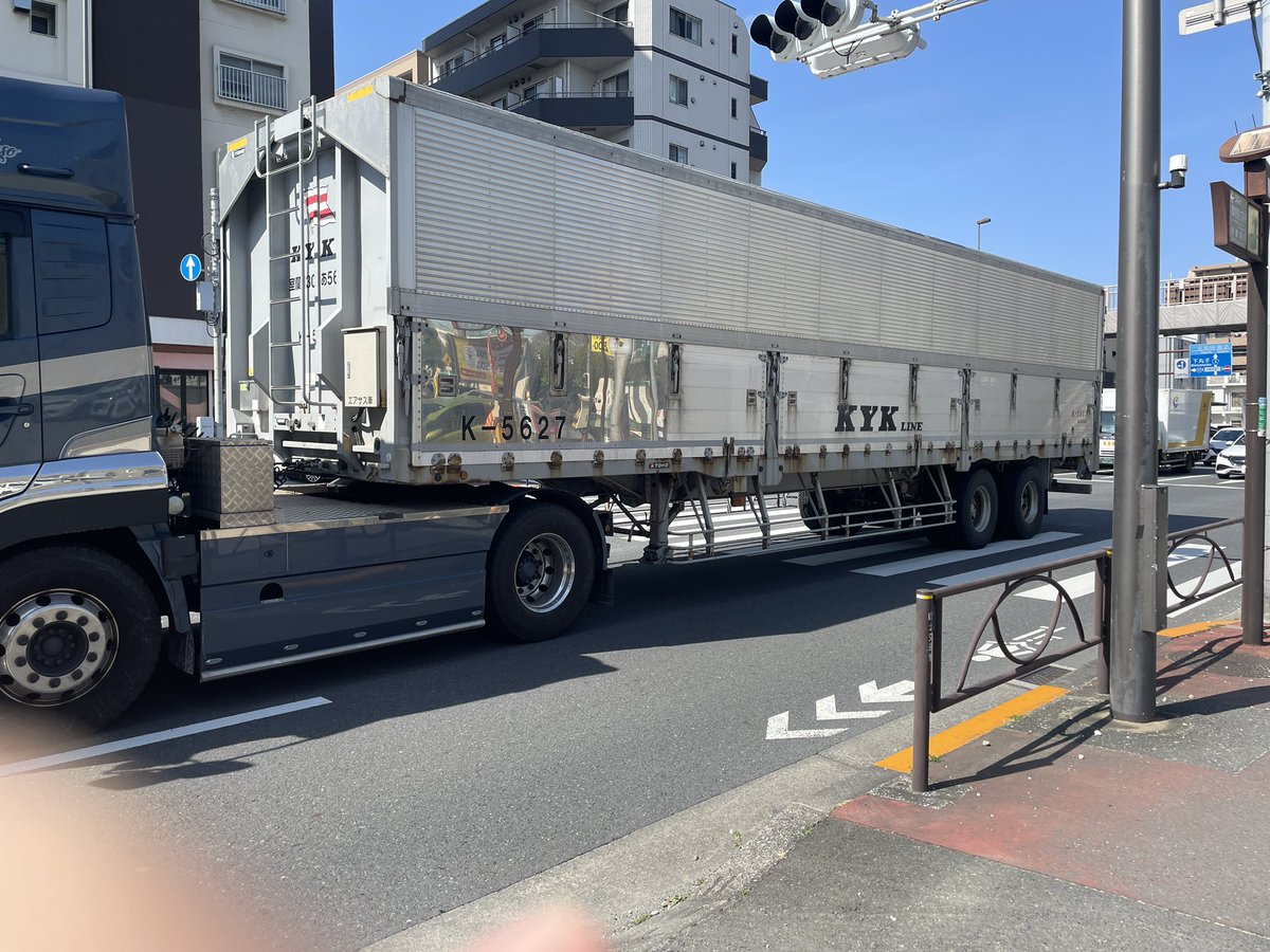 Light644074285's tweet photo. このトラック頭悪すぎん？
歩行者を渡らせる気ないだろ🙄 https://t.co/yI0A9GqdPl