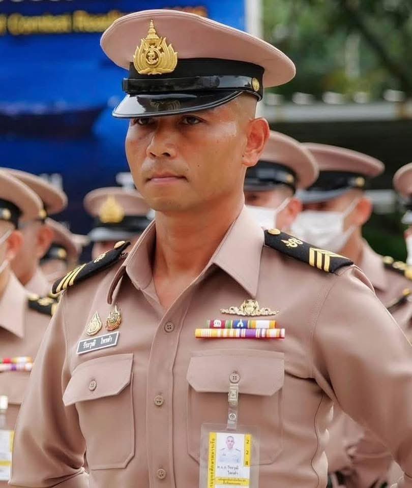 วินาทีชีวิต! “ทหารเรือเหล่าแพทย์” ปั๊มหัวใจช่วยชีวิตชายหมดสติ บนเขาคิชฌกูฏ

ชื่นชม พ.จ.อ.วีระวุฒิ ไพรดำ สังกัดนาวิกโยธิน กองทัพเรือ เข้าช่วยทำ CPR ชายที่หยุดหายใจถึง 2 ครั้ง ระหว่างลงจาก เขาคิชฌกูฏ จ.จันทบุรี จนสามารถฟื้นคืนชีพได้อย่างปลอดภัย

อีกหนึ่งตัวอย่างของ