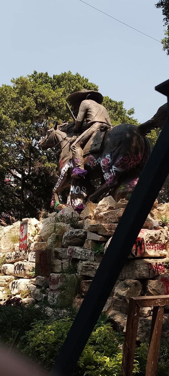 DiariodeMorelos's tweet photo. 📍 Familia de Emiliano Zapata fija postura tras pintas a la estatua en Cuernavaca

La familia Zapata Salazar expresó que, aunque respetan los monumentos que honran al General, su legado está en los ideales de justicia social, y señalaron que la lucha por los derechos de las mujeres es una causa legítima.