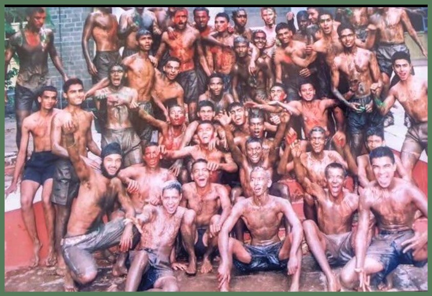 MajorSaurabhSh1's tweet image. CAPTAIN TUSHAR MAHAJAN
9 PARA SF

playing #Holi with his course mates during his academy days.
Captain Tushar Mahajan sacrificed his life fighting terrorists in Kashmir in 2016.

How many of you can identify Captain Tushar in this photograph??

#KnowYourHeroes #happyholi