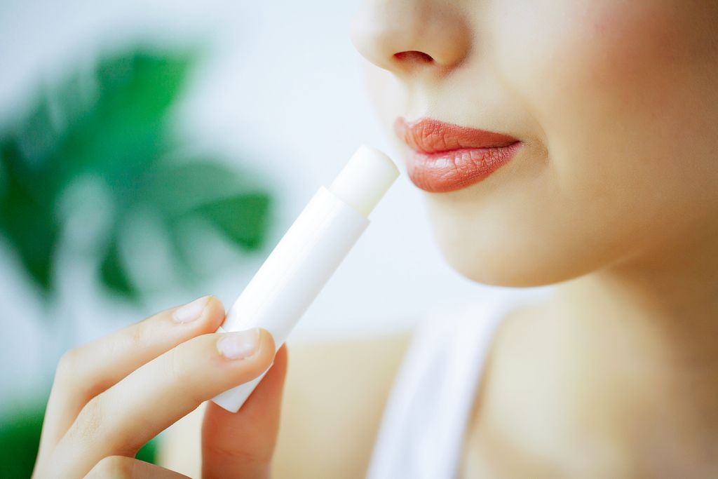 RealRevivaLabs's tweet image. Give your lips the care they deserve! 🌟 Hydration, protection, and a daily routine are key for soft, healthy lips. 💋 #LipCare #SkincareEssentials - buff.ly/Lt1I5FV