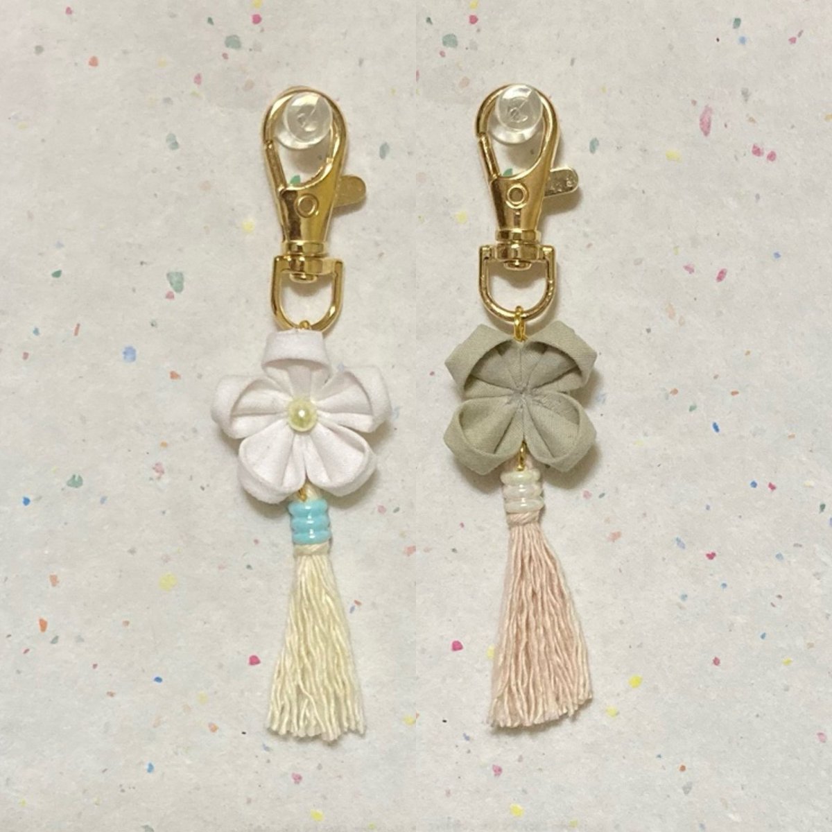 新作　お守りストラップ
つまみ細工のお花とクローバーに毛糸のタッセルを付けた春らしいデザインになっています。
#ハンドメイド
#草木染め
#つまみ細工
#minne
#秋田