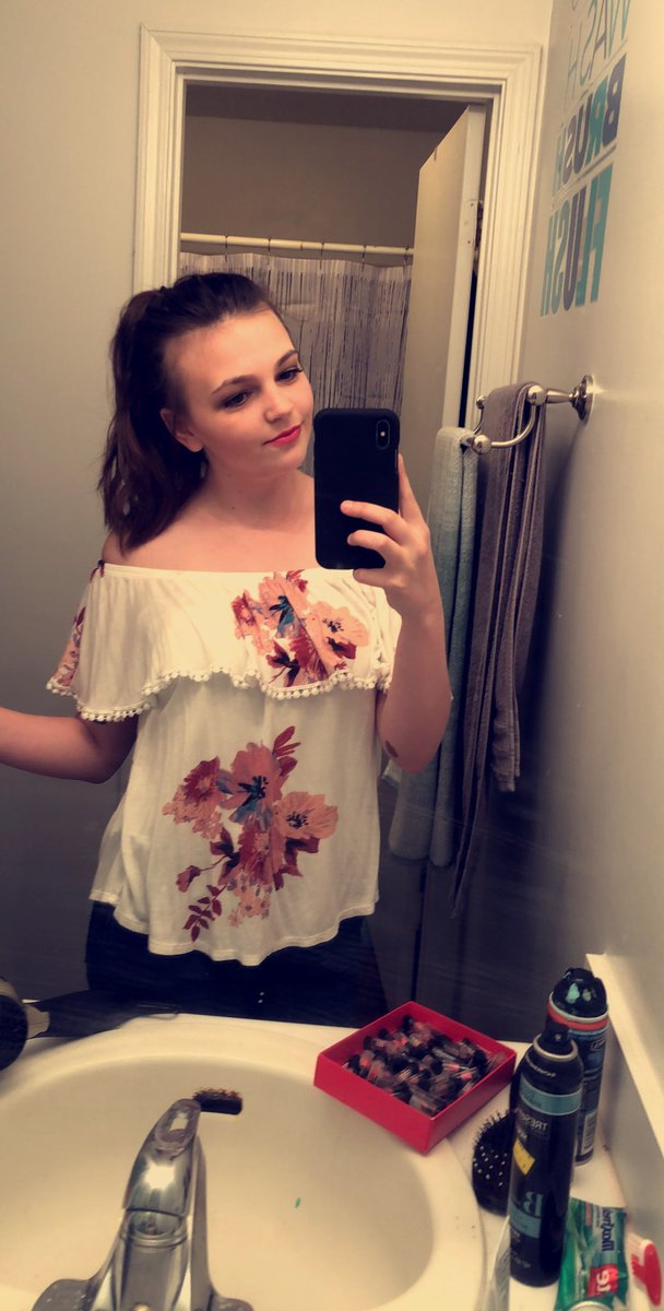 LacieReneee's tweet photo. Finally getting into Spring time weather! She would’ve been obsessed 🌺🌷🌸 https://t.co/OvmPGot5Nl