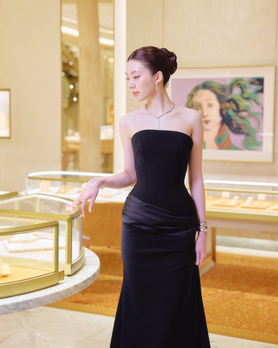 VogueThailand's tweet photo. #VogueBijoux BVLGARI @Bulgariofficial จัดงานเปิดตัว ‘ออม-กรณ์นภัส’ @ormmormm ในฐานะ Friend of the House ประเทศไทยอย่างเป็นทางการ ณ บูติก #Bvlgari สยามพารากอน พร้อมเผยโฉมผลงานใหม่ล่าสุดจากคอลเล็กชั่น ‘Serpenti Viper’ สะท้อนเอกลักษณ์อันโดดเด่นของรูปทรงงูในแบบฉบับของ BVLGARI ที่มีความโฉบเฉี่ยวและโมเดิร์น #BvlgariThailand #ออมกรณ์นภัส #OrmKornnaphat

VDO and Photo: Courtesy of BVLGARI