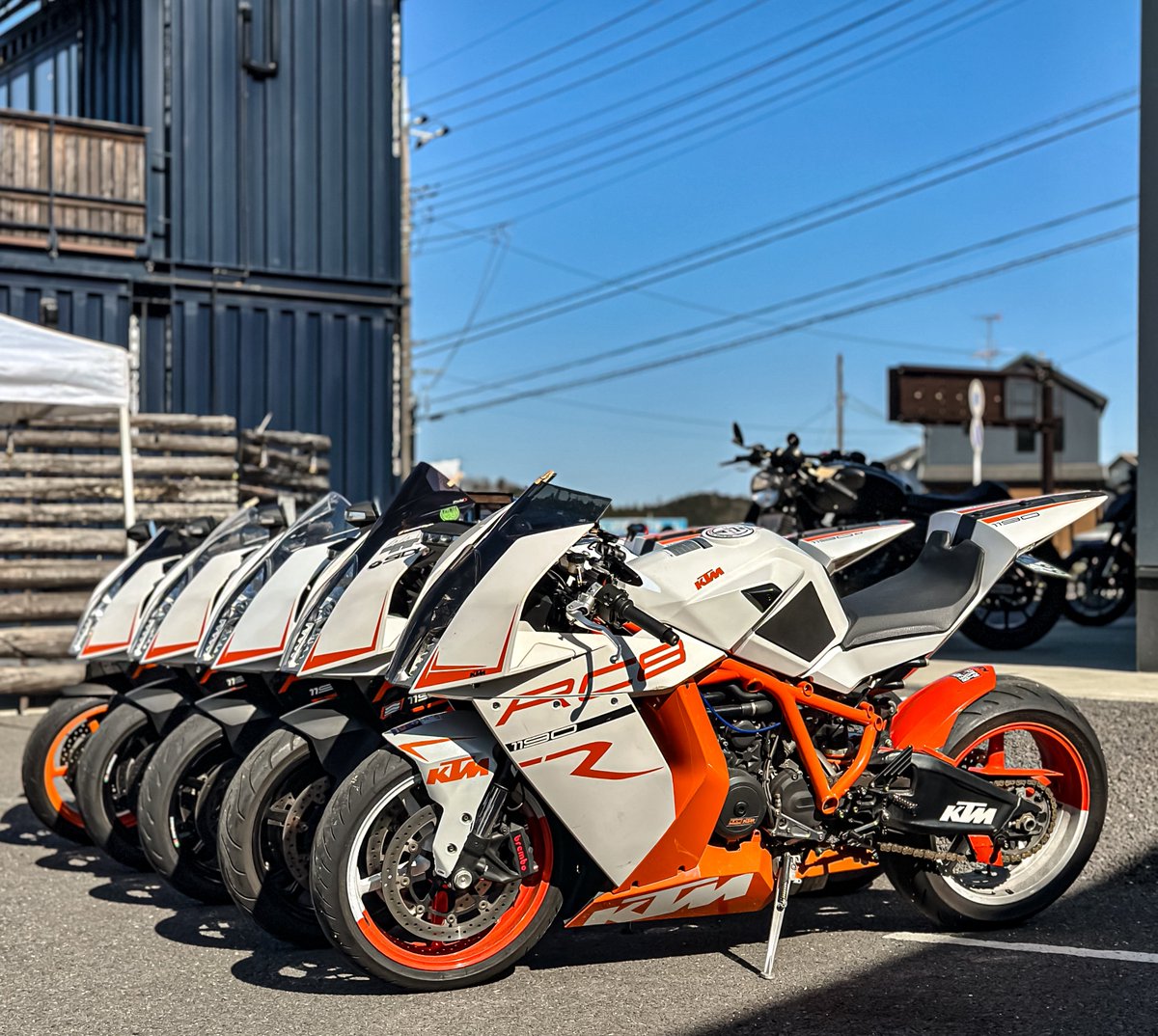 nobtree's tweet photo. ①🍊英才教育にHAVE A BIKE DAY.ありがとうございます
②やっぱりRC8Rは唯一無二の存在感
③デイライトを点けてのお気に入り写真
④ミーティング会場でも活躍。簡単にデモ車のようになるNUMBER-TACK @Solitony_jp 
#オレンジミーティング
#HaveABikeDay.
#NA890Kranich 
#NumberTack https://t.co/KRLS8KOWSE
