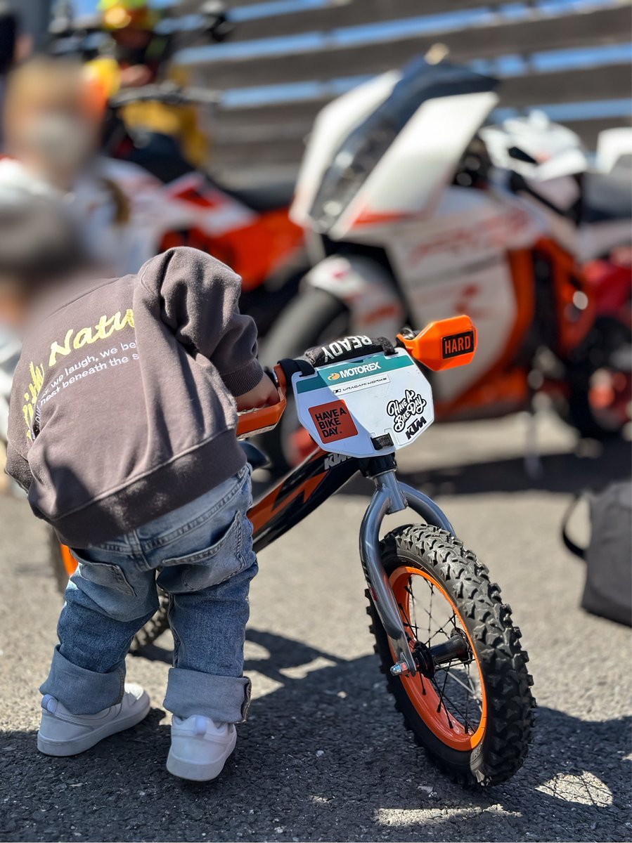 nobtree's tweet photo. ①🍊英才教育にHAVE A BIKE DAY.ありがとうございます
②やっぱりRC8Rは唯一無二の存在感
③デイライトを点けてのお気に入り写真
④ミーティング会場でも活躍。簡単にデモ車のようになるNUMBER-TACK @Solitony_jp 
#オレンジミーティング
#HaveABikeDay.
#NA890Kranich 
#NumberTack https://t.co/KRLS8KOWSE