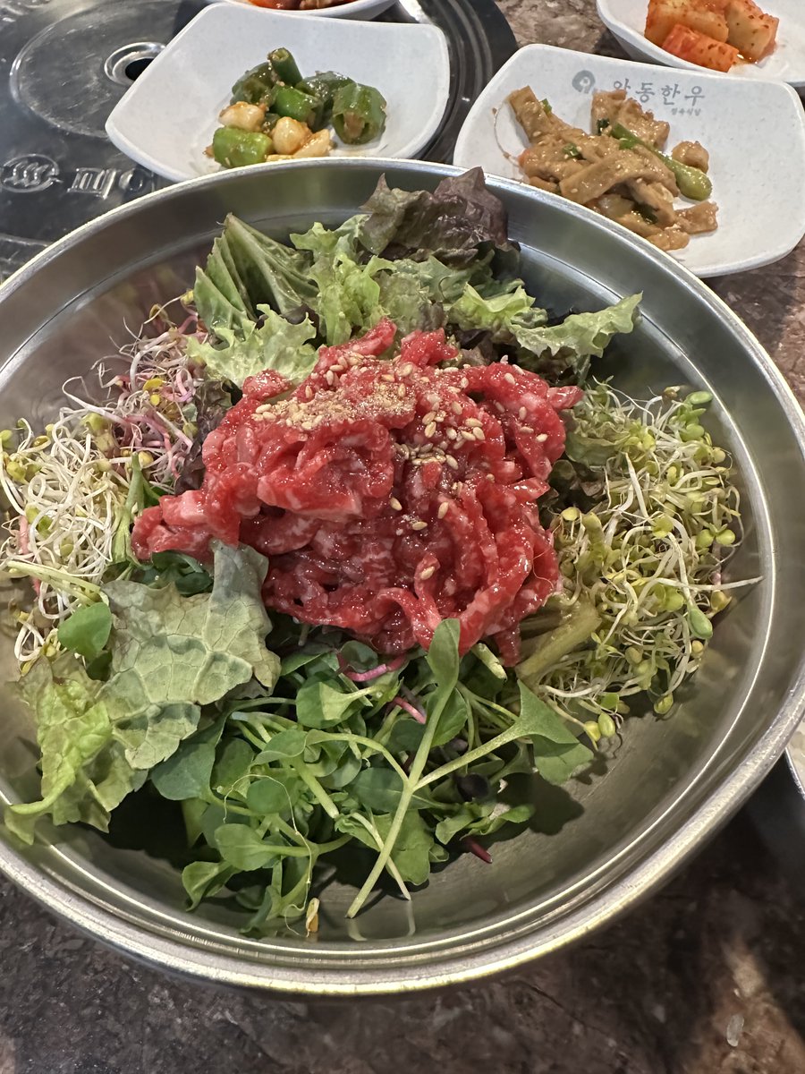 오늘 점심은 육회비빔밥~
맛점들 하세용!