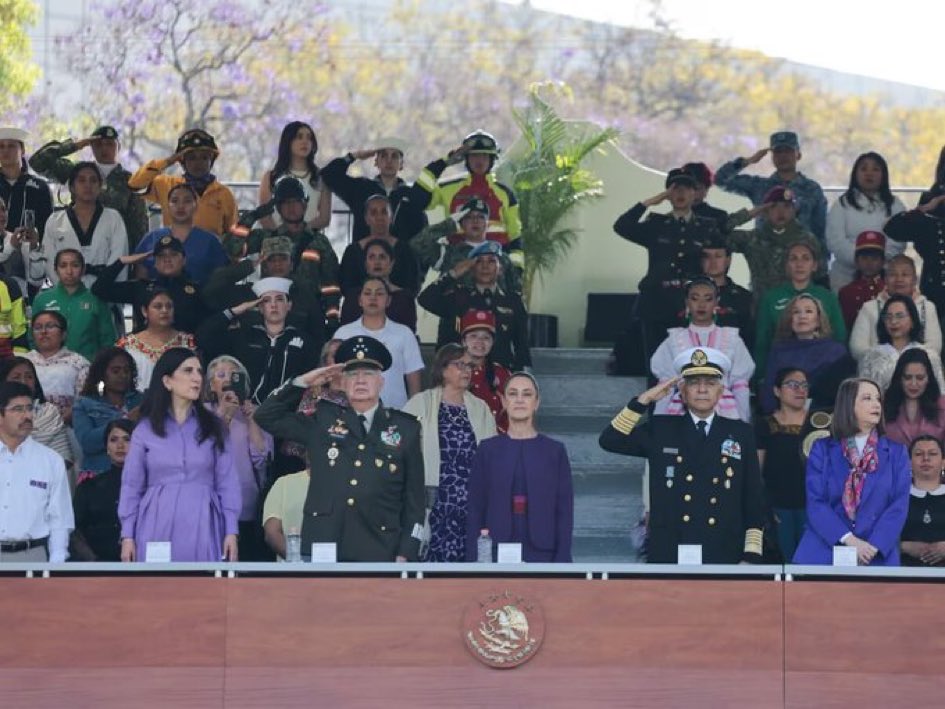 No está a su derecha la secretaria de las mujeres.

Tampoco está a su izquierda.

Está flanqueada por la fuerza, la opacidad que no rinde cuentas sobre violaciones a los derechos humanos, por el país militarizado.

Esta fuerza, además, la aparta de las mujeres que representan al