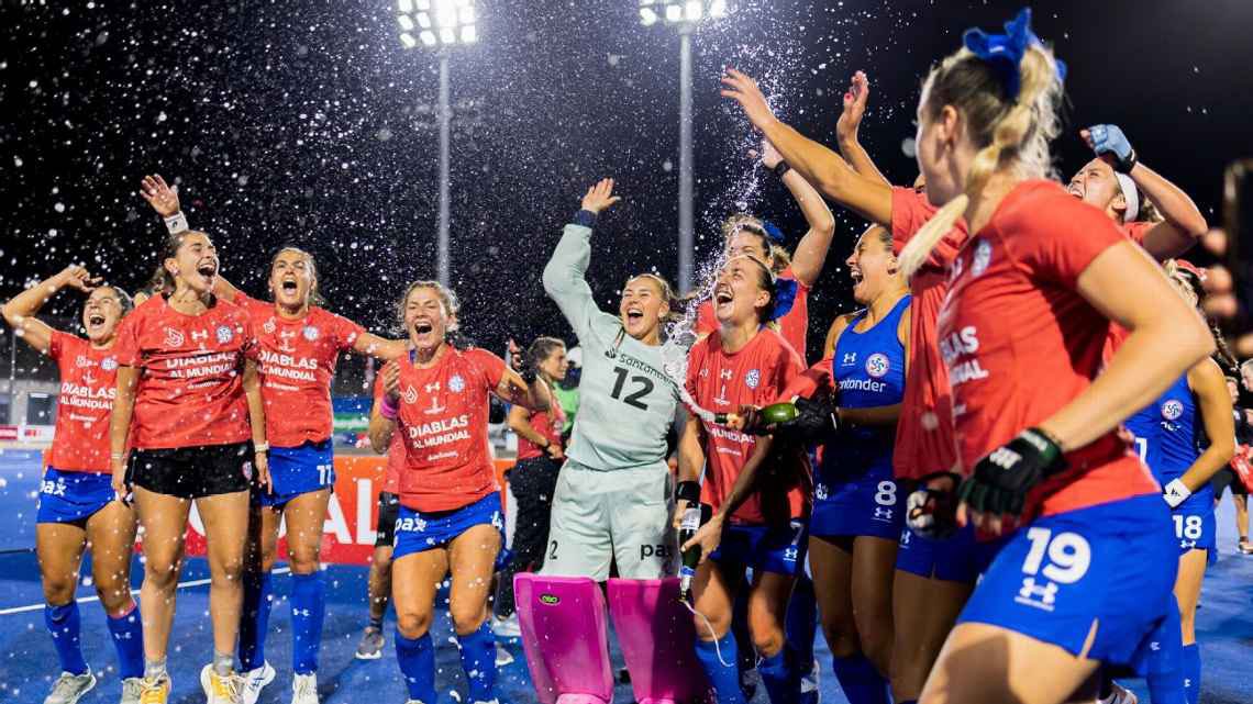 Campeonas e invictas, las Diablas clasifican al mundial de Hockey por segunda vez y son un orgullo para todo Chile. Muchas felicitaciones al equipo y todo el éxito para el mundial en Agosto. 🏒🥅🇨🇱