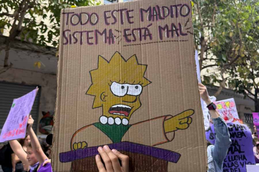 Region_Global's tweet photo. Las mujeres en México enfrentan una brecha laboral de casi 30 puntos porcentuales frente a los hombres. Entre las 24.3 millones de mujeres ocupadas, el 55.9 % trabaja en la informalidad y el 46.7 % percibe apenas un salario mínimo o menos. #Mexconomy
https://t.co/7xaY4BoLrZ https://t.co/4iQ3MhqR86