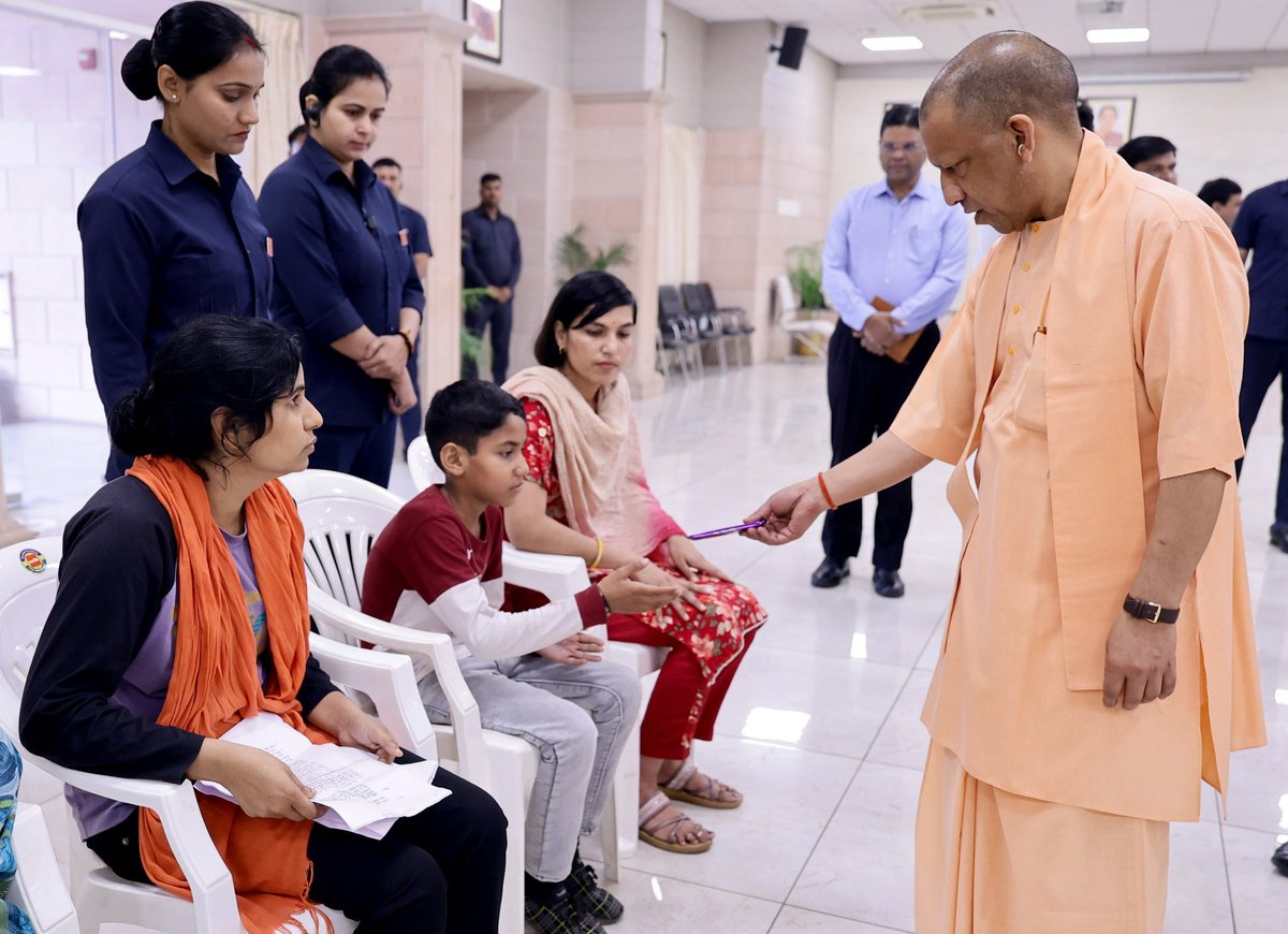 जन आकांक्षाओं के अनुरूप सेवा, सुरक्षा और सुशासन हेतु संकल्पित मुख्यमंत्री श्री <a href="/myogiadityanath/">Yogi Adityanath</a> जी महाराज ने आज लखनऊ स्थित अपने सरकारी आवास पर आयोजित 'जनता दर्शन' में प्रदेश के विभिन्न जनपदों से आए लोगों की समस्याएं सुनीं।
 
महाराज जी ने जनसमस्याओं के शीघ्र एवं प्रभावी निराकरण