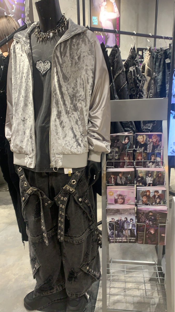 sonicblue7's tweet photo. ラフォーレ原宿で
夏絵ココさん表紙の原宿Pop貰ってきたよ〜
ゴスロリ服を着たココちょが見れますw
  #NatueCoco  #原宿Pop  #kawaii  #カワイイスタジオ  #harajukupop https://t.co/v9KSTVonsI