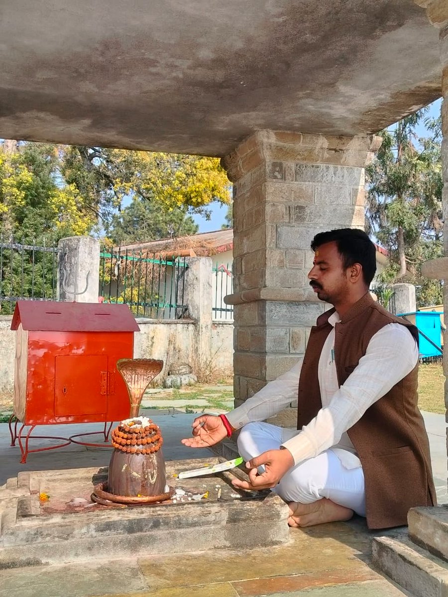 अल्मोड़ा के पवित्र कसार देवी मंदिर के दर्शन किए। इस आध्यात्मिक स्थान ने मन को शांति और ऊर्जा से भर दिया। 🚩
  कसार देवी मंदिर, जिसे अपनी रहस्यमयी ऊर्जा और प्राकृतिक सौंदर्य के लिए जाना जाता है, न केवल एक धार्मिक स्थल है, बल्कि यह उत्तराखंड की सांस्कृतिक धरोहर का भी प्रतीक है।