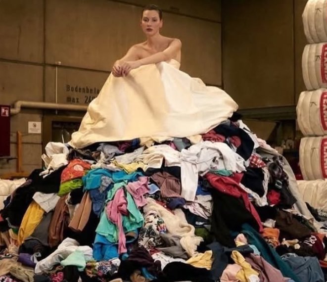 kondisi kamarku setelah milih outfit buat keluar: