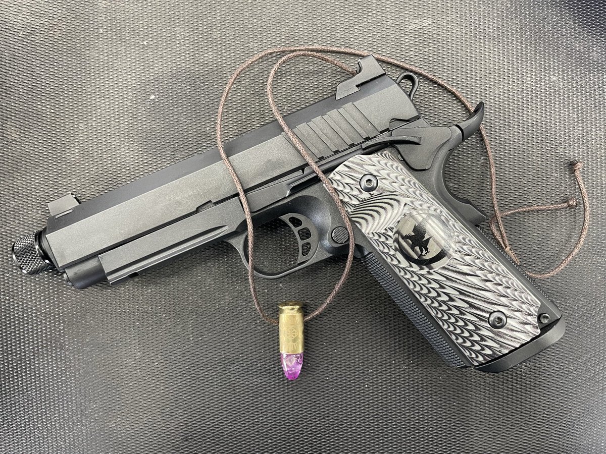 昨日の姫祭りでゲットした、めちゃくちゃカッコいいネックレス😁
完全に一目惚れ！
紫譲ってくれた高3の女の子、ホンマにありがとうございました🙏

そして愛銃とコラボさせて頂きました🫡

<a href="/kanon_fun/">奏音</a> さん、ありがとうございました！

#GimmiClock
#舞装乙女