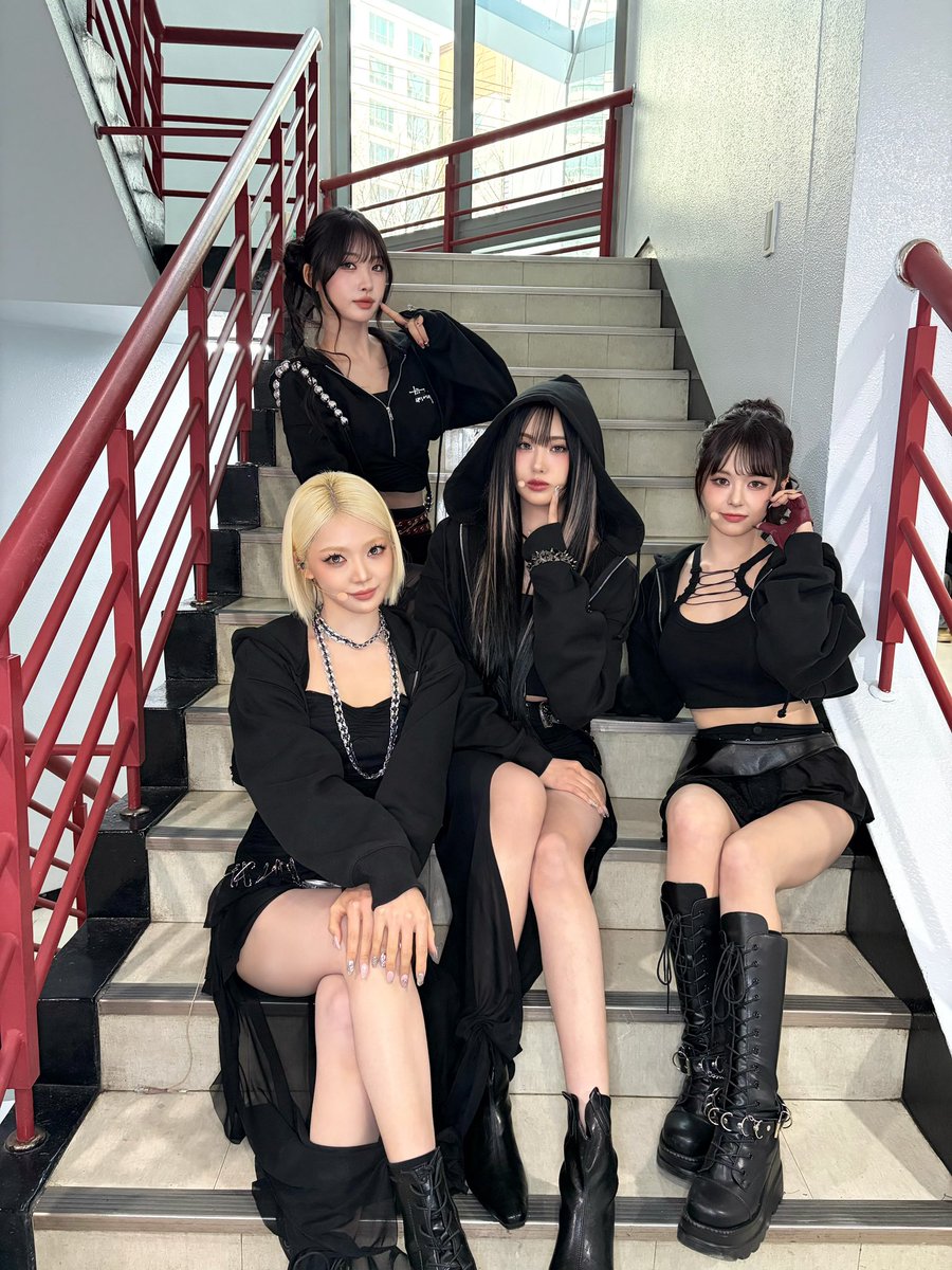EVERGLOW (에버글로우) tweet media